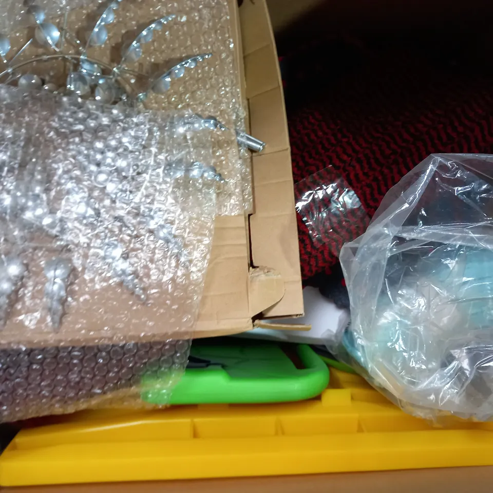 BOX OF APPROXIMATELY 10 ASSORTED HOUSEHOLD ITEMS TO INCLUDE FRAMED ART PIECE, CRAFTY BABY YARN MEADOW, ETC