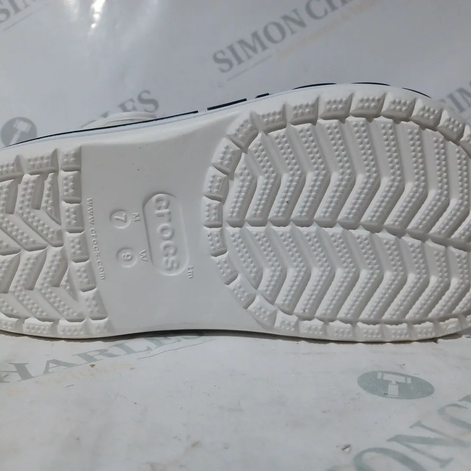 BOXED PAIR OF CROCS BAYABAND CLOGS IN WHITE SIZE M6/W7