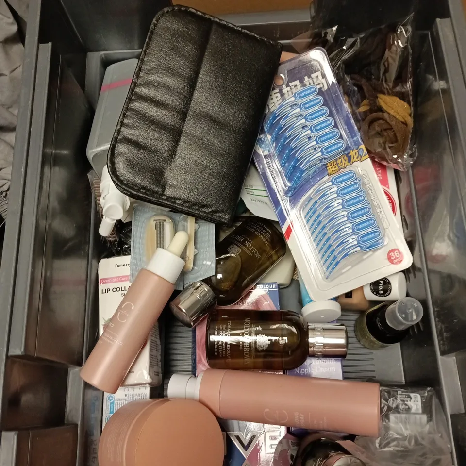 APPROXIMATEY 20 ASSORTED HEALTH AND BEAUTY PRODUCTS TO INCLUDE - AVEENO KIDS BUBBLE BATH & WASH - ARM & HAMMER SENSITIVE TOOTHPASTE AND RIMMEL EYESHADOW PALETTE