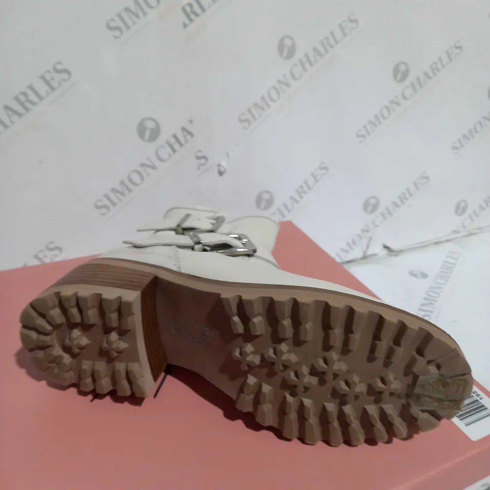 BOXED PAIR OF MODA IN PELLE CORNELIA BIKER BOOTS IN CREAM UK SIZE 5