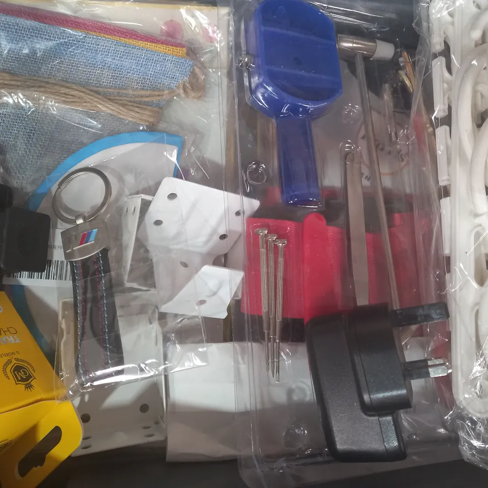 LOT OF APPROXIMATELY 15 ASSORTED HOUSEHOLD ITEMS TO INCLUDE HOZELOCK, HARRIS PAINTBRUSH, MEELIE MOON WHEAT BAG, ETC