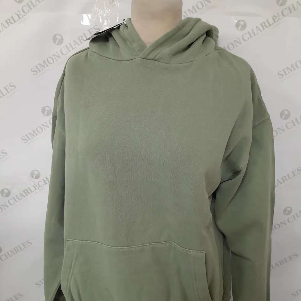 APPROXIMATELY 20 ASSORTED COTTON ON CLOTHING ITEMS TO INCLUDE DAD SHIRT IN WHITE SIZE S, CLASSIC WASHED HOODIE IN WASHED GREEN SIZE 2XS, BOOTLEG CARGO PANTS IN PORCELAIN SIZE 42EU