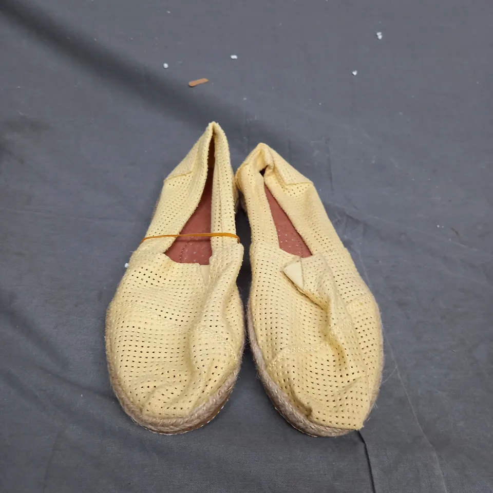 BOX OF APPROXIMATELY 12 DESIGNER FLAT SLIP ON SHOES IN VARIOUS SIZES