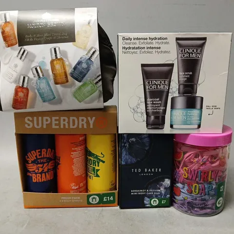 APPROXIMATELY 7 FRAGRANCE AND COSMETIC BOXSETS TO INCLUDE - SWIRLY SOAP , CLINIQUE FOR MEN , TED BAKER MINI BODY CARE ETC