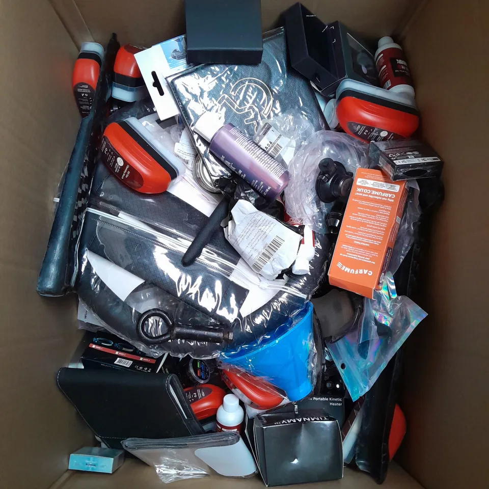 BOX OF ASSORTED CAR ITEMS TO INCLUDE - TOOLS - STEERING WHEEL COVERS - COLLECTION ONLY 