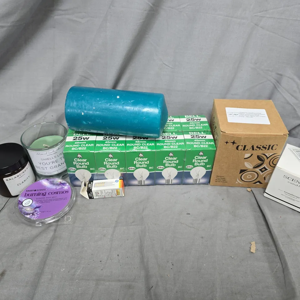 APPROXIMATELY 12 ASSORTED HOUSEHOLD ITEMS TO INCLUDE SCENTED CANDLES, LIGHTBULBS, WAX MELTS, ETC