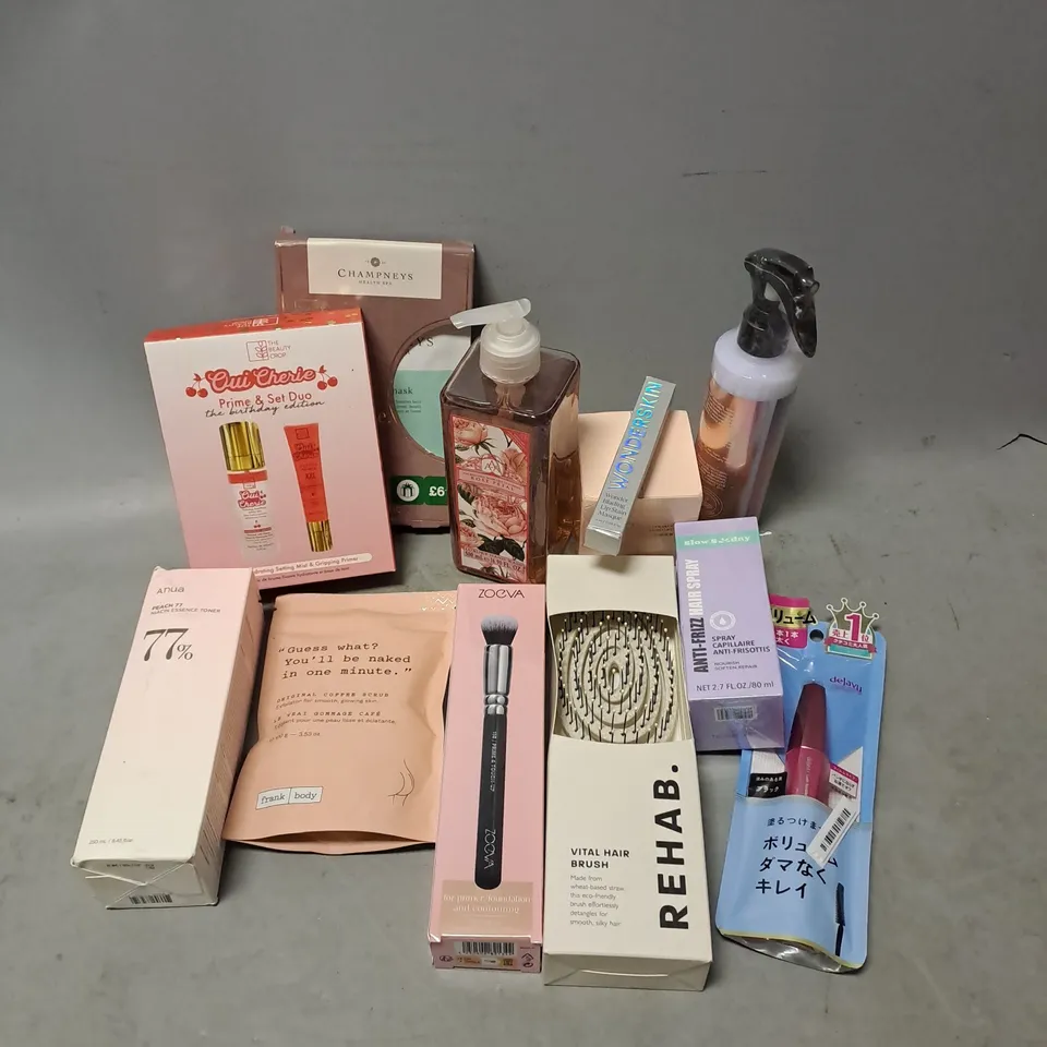 APPROXIMATELY 20 ASSORTED COSMETIC PRODUCTS TO INCLUDE - SLOW SUNDAY ANTI-FRIZZ SPRAY - THE BEAUTY CROP OUI CHERIE PRIME & SET DUO - FRANK BODY ORIGINAL COFFEE SCRUB - ETC