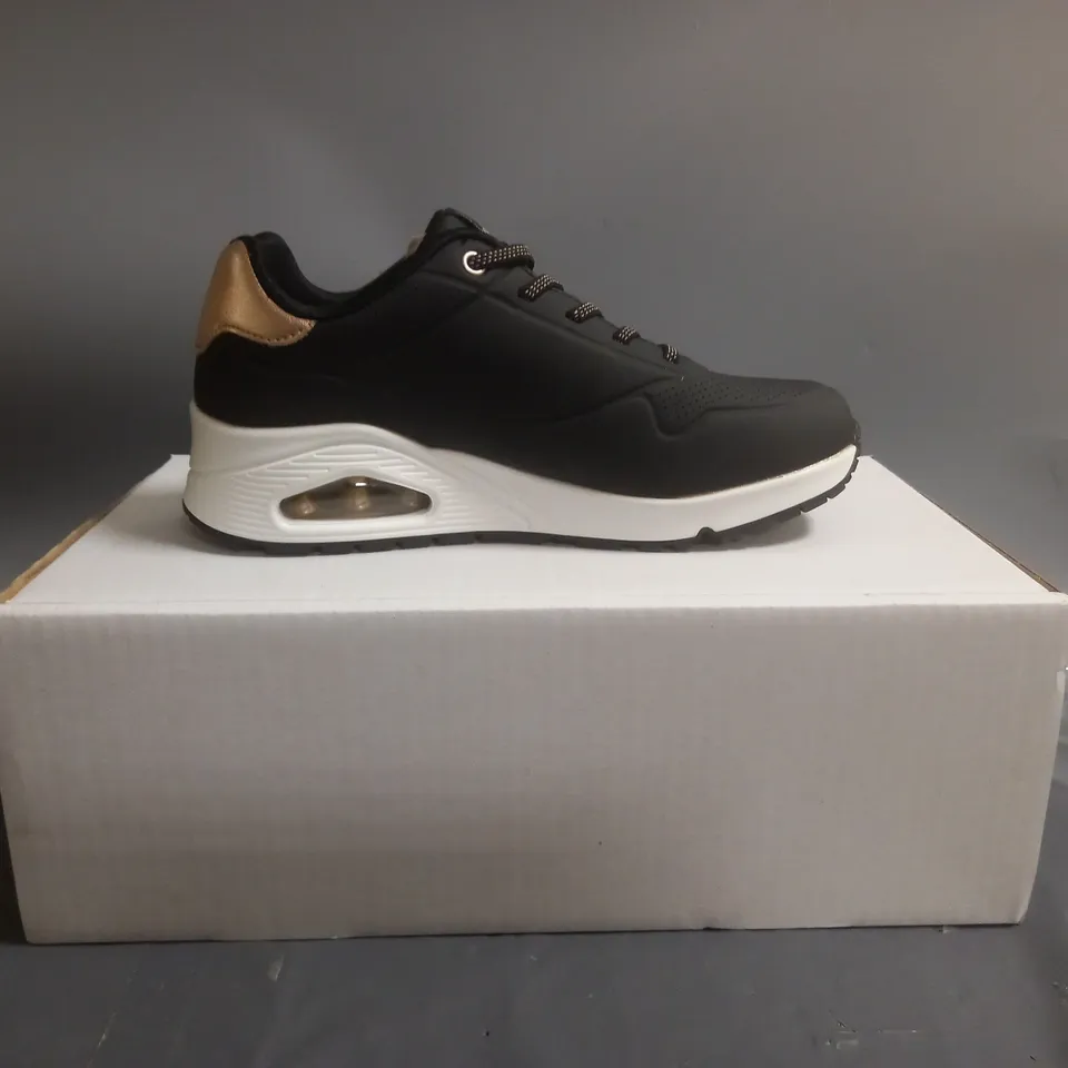 SKECHERS UNO TRAINERS BLACK WITH GOLD TRIM SIZE 4