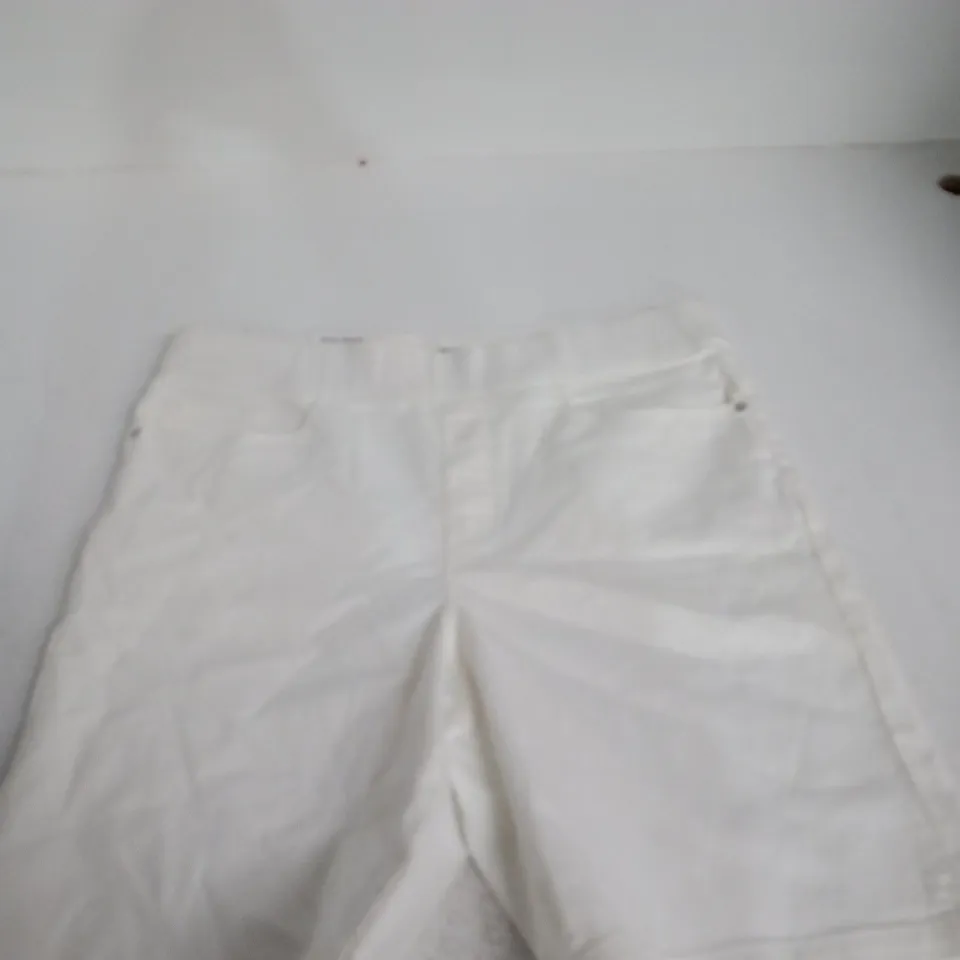 DKNY JEANS WHITE SHORTS – UK L (WOMEN'S)
