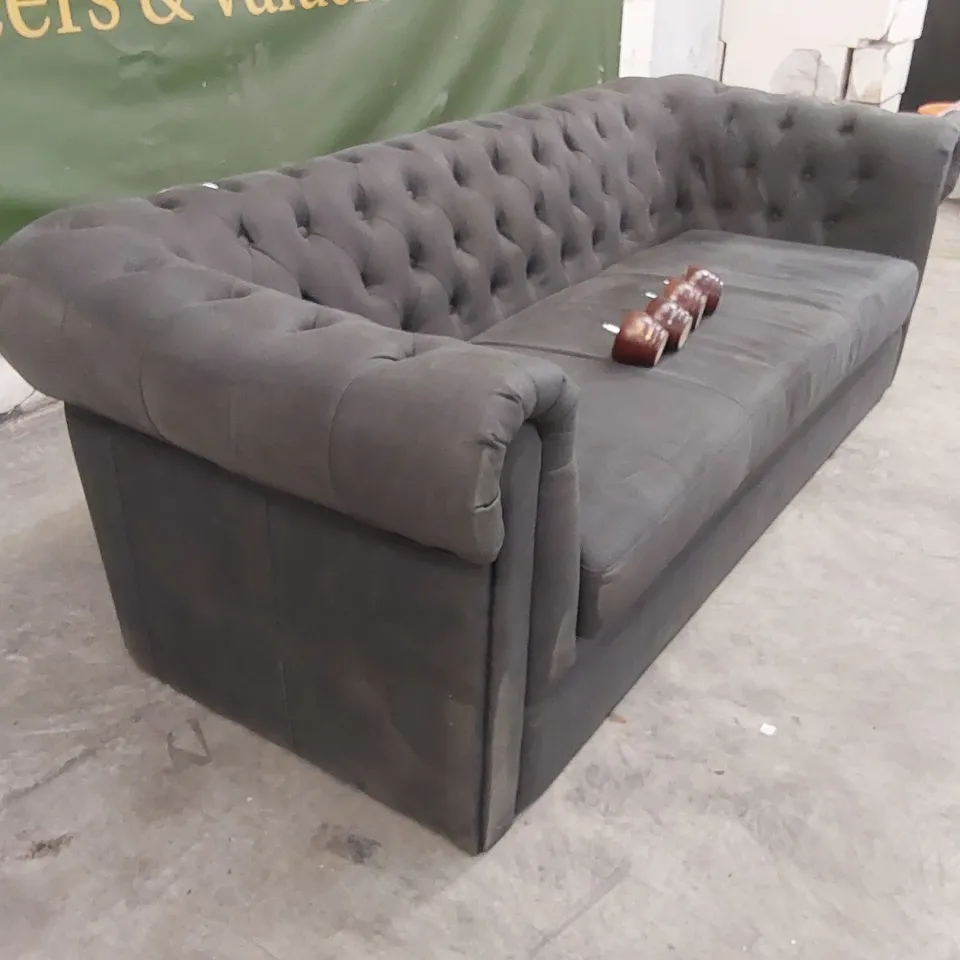 QUALITY DESIGNER GREY FABRIC UPHOLSTERED BUTTON BACK SOFA 