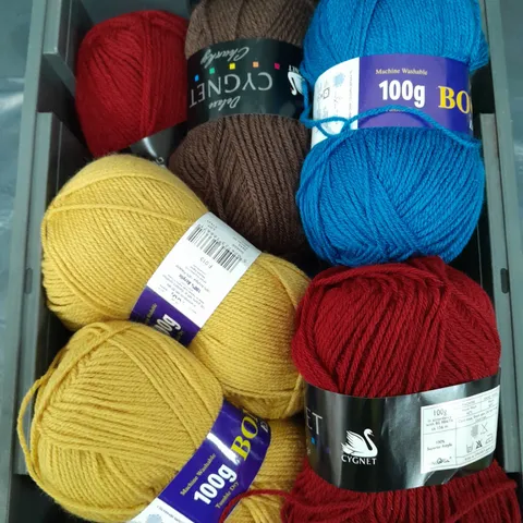 APPROXIMATELY 10 ASSORTED ROLLS OF YARN IS VARIOUS COLOURS 