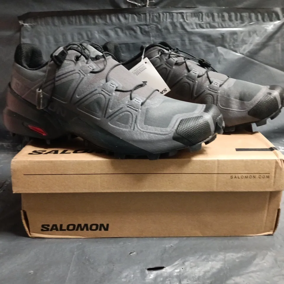 BOXED PAIR OF SALOMON SPEEDCROSS SHOES IN GREY SIZE UK 8.5