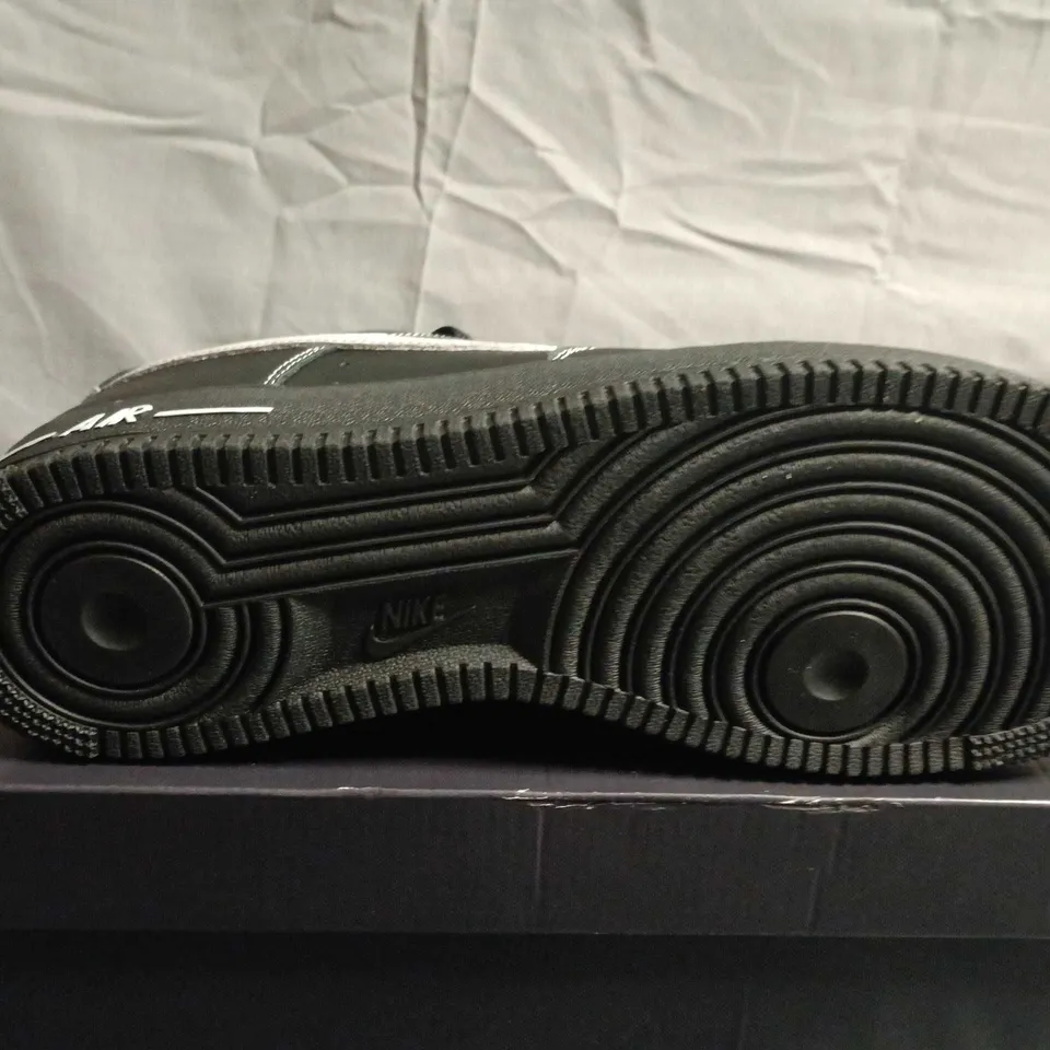 BOXED PAIR OF NIKE AIR FORCE 1 LOW SNEAKERS – BLACK/WHITE - UK SIZE 11