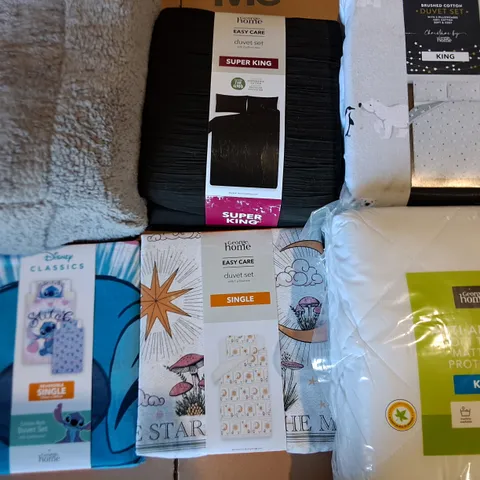 LOT OF APPROXIMATELY 16 ASSORTED HOME FABRIC ITEMS TO INCLUDE STITCH DUVET, MATTRESS PROTECTOR AND THROWS