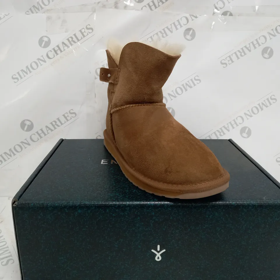 BOXED PAIR OF EMU AUSTRALIA SUMMERLANDS BOOTS BROWN SIZE 4