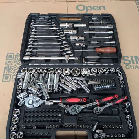 PROFESSIONAL SOCKET SET FEATURING A BLACK STORAGE CASE.