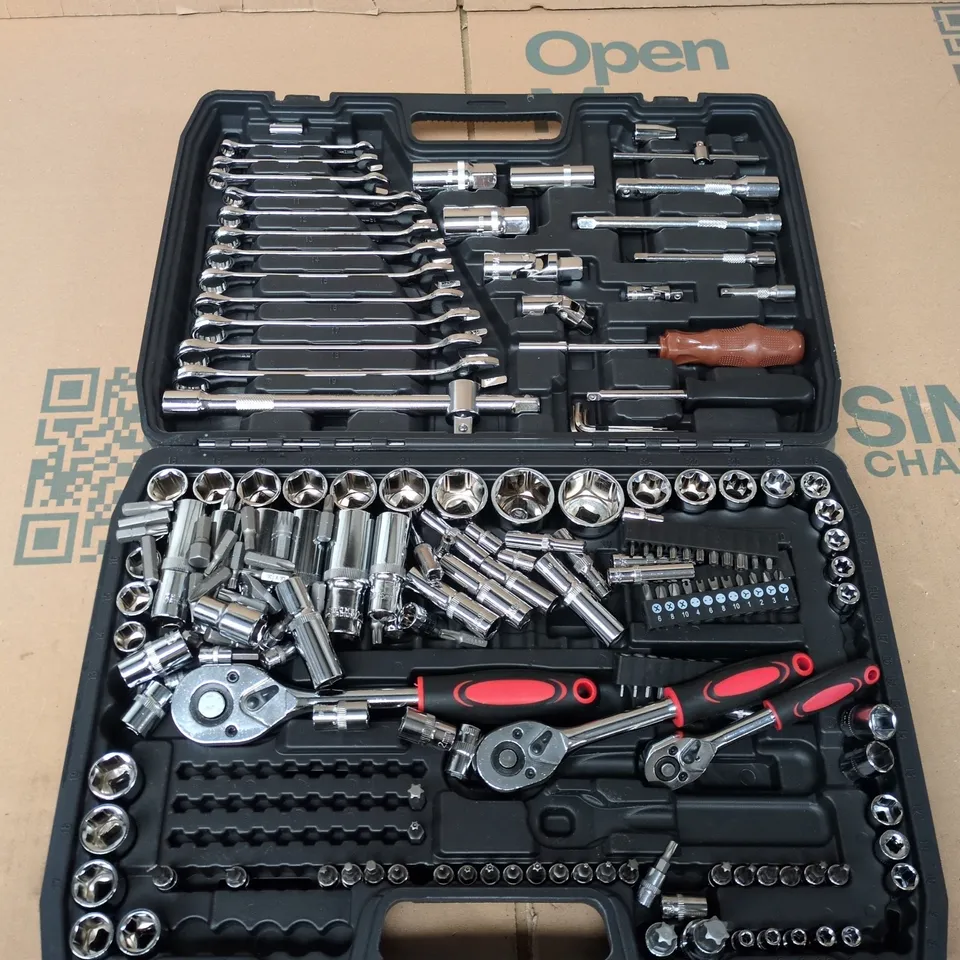 PROFESSIONAL SOCKET SET FEATURING A BLACK STORAGE CASE.