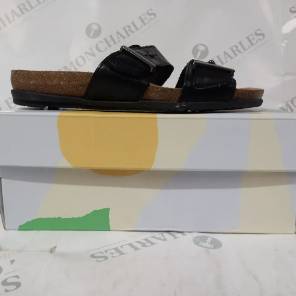 BOXED PAIR OF EARTH ORIGINS OPEN TOE SANDALS IN BLACK UK SIZE 4