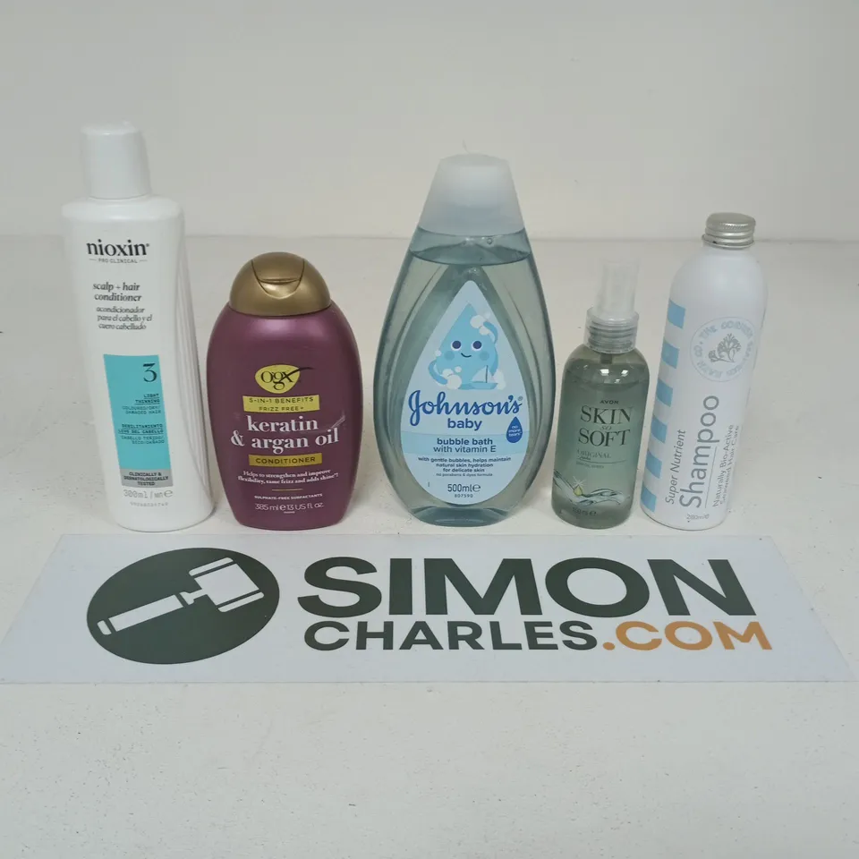 APPROXIMATEY 20 ASSORTED HEALTH AND BEAUTY PRODUCTS TO INCLUDE - JOHNSON'S BABY BUBBLE BATH - AVON SKIN SO SOFT DRY OIL SPRAY AND THE CORNISH SEAWEED CO SHAMPOO