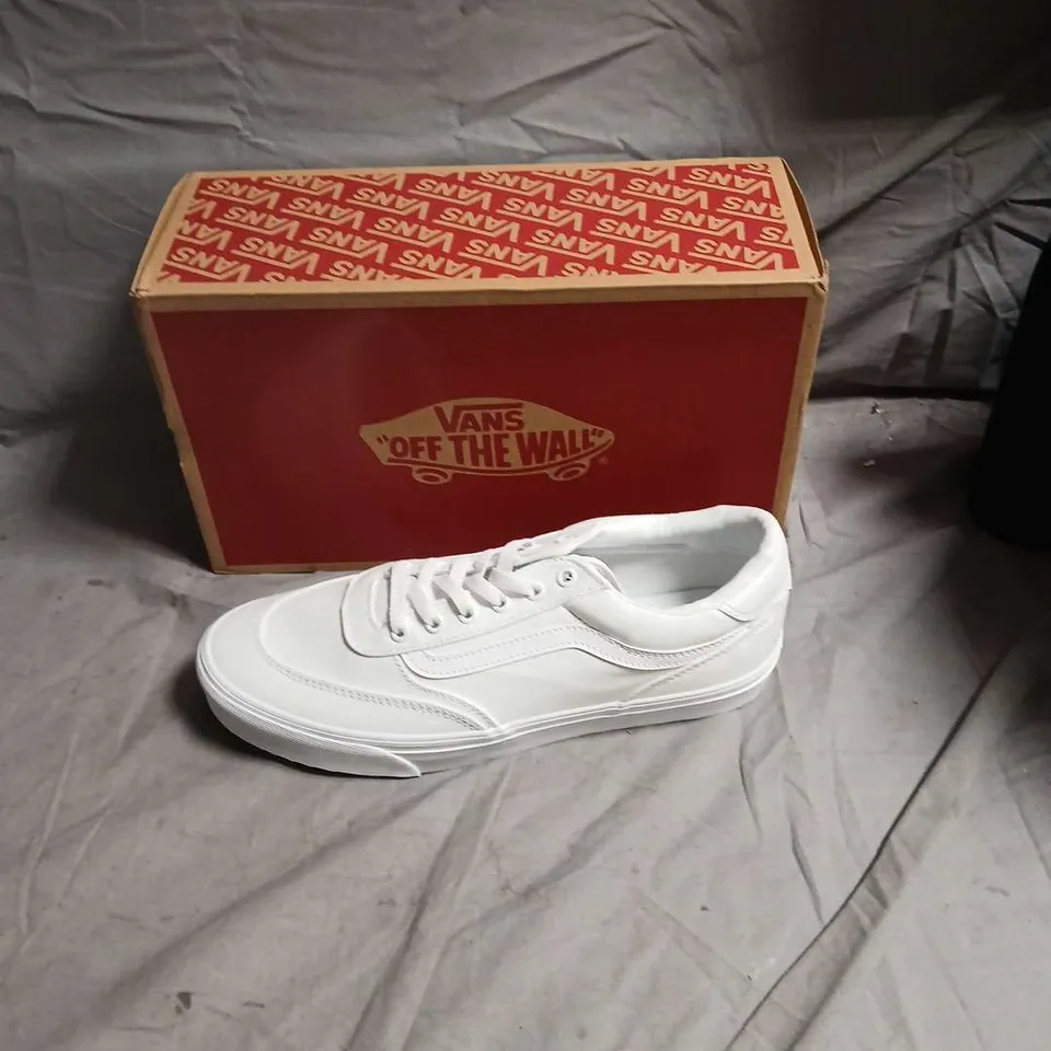 VANS OFF THE WALL WHITE TRAINERS – BOXED - SIZE UK 10