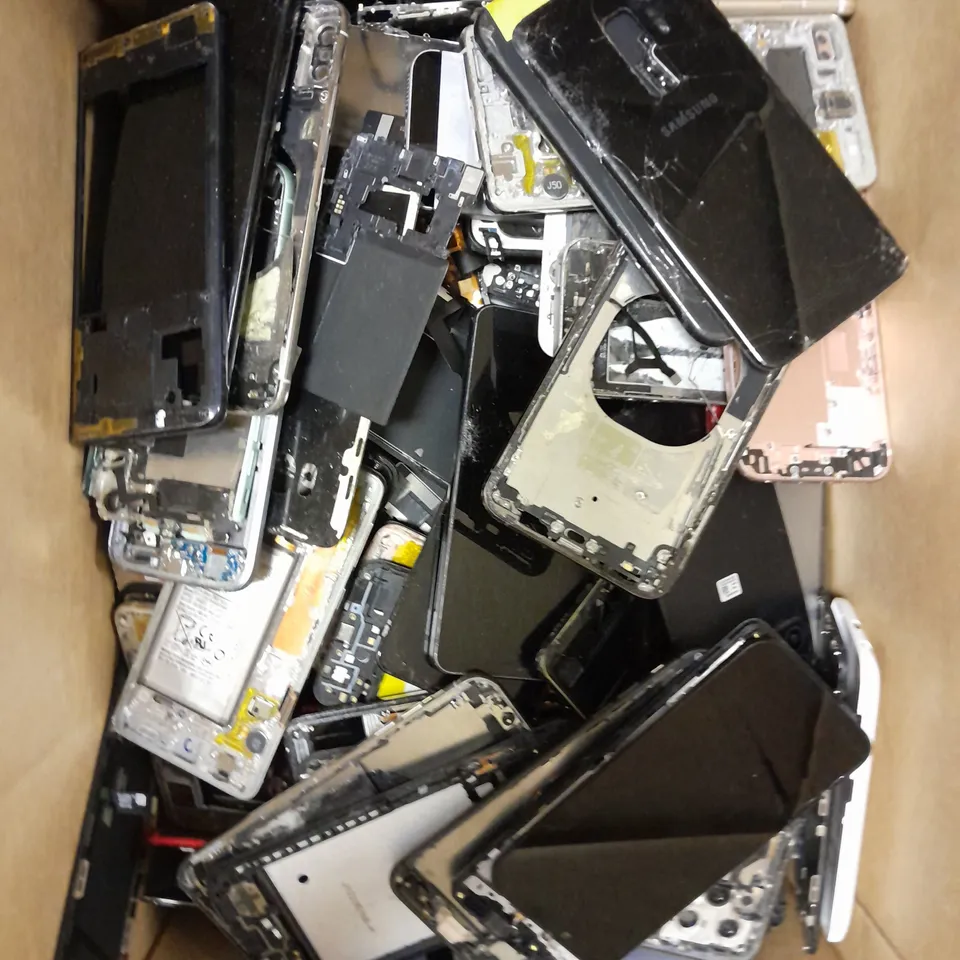 APPROXIMATELY 40 ASSORTED SMARTPHONE SPARE PARTS & REPLACEMENT SCREENS FOR VARIOUS MODELS 