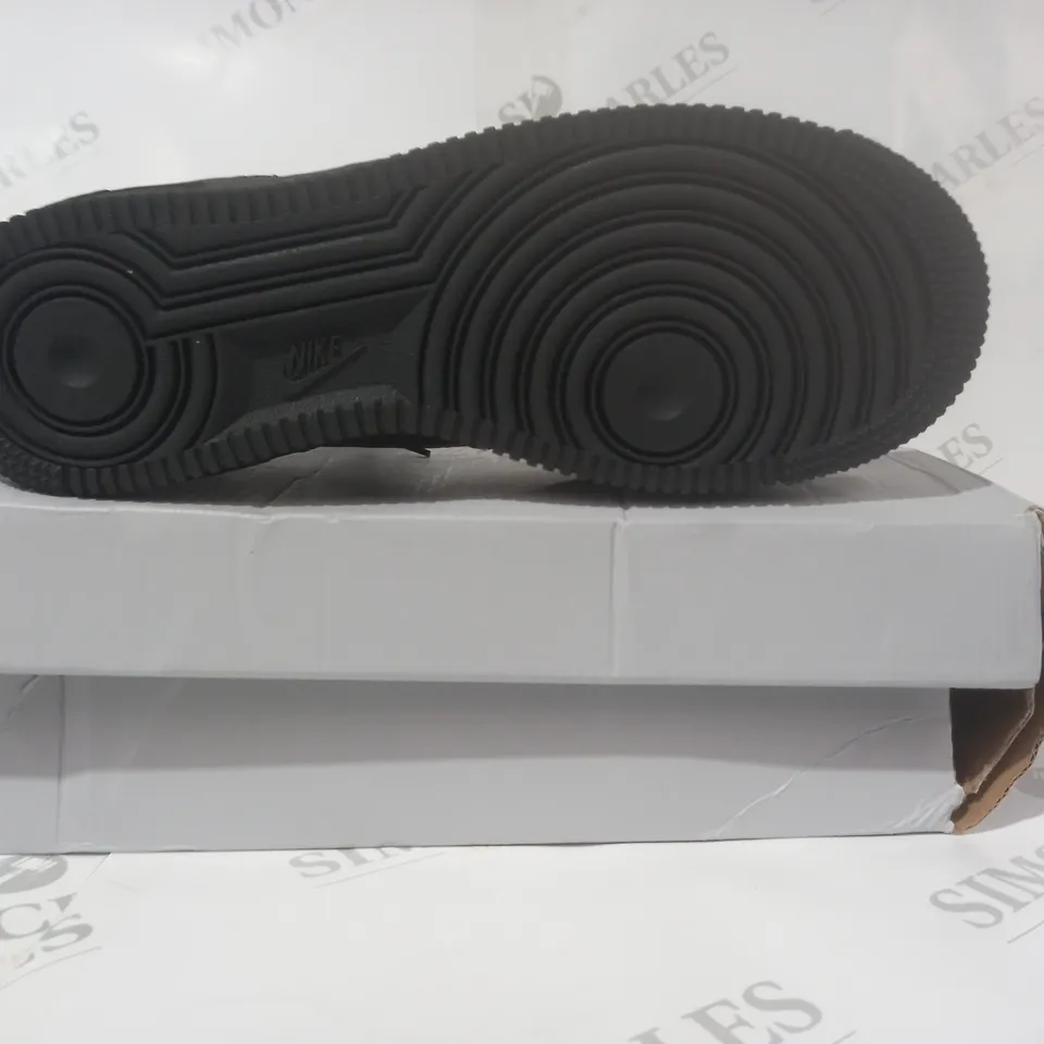 BOXED PAIR OF NIKE AIR FORCE 1 LV8 GS SHOES IN BLACK/GREEN UK SIZE 6