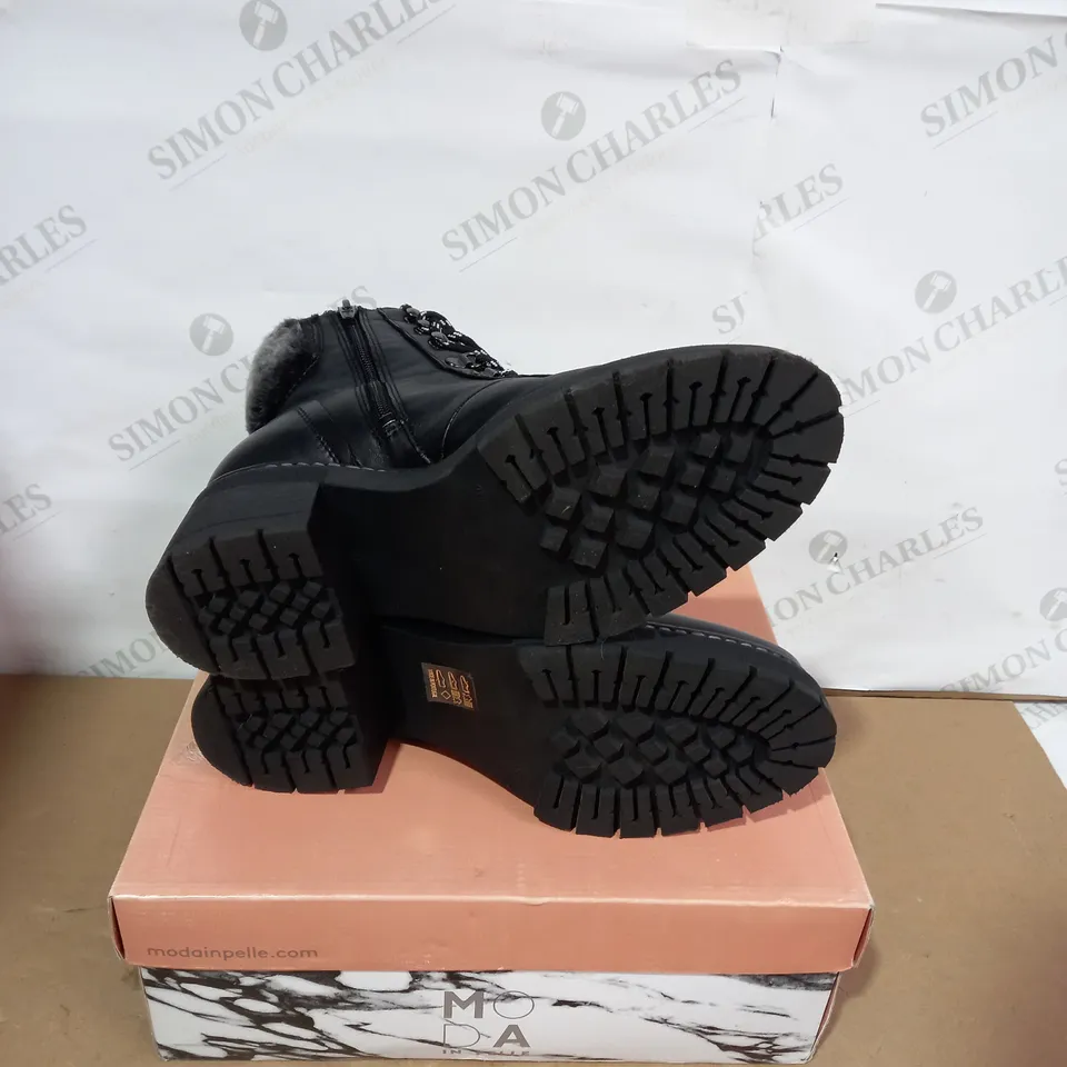 BOXED PAIR OF MODA IN PELLE BLACK BOOTS - SIZE 40