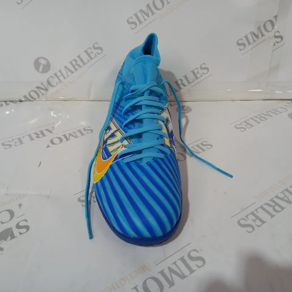 BOXED PAIR OF NIKE AIR ZOOM TRAINERS IN BLUE/YELLOW UK SIZE 7.5