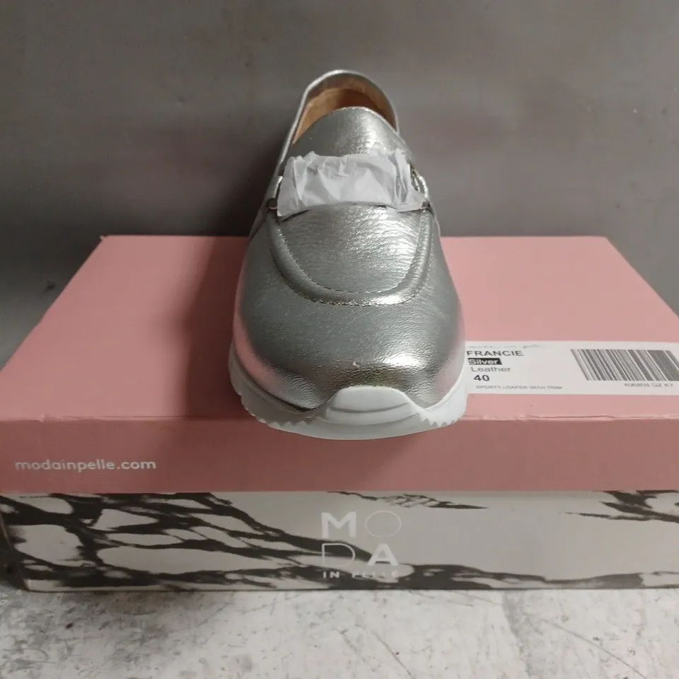 BOXED PAIR OF MODA IN PELLE FRANCIE SPORTY LOAFERS WITH TRIM IN METALLIC SILVER SIZE UK 7
