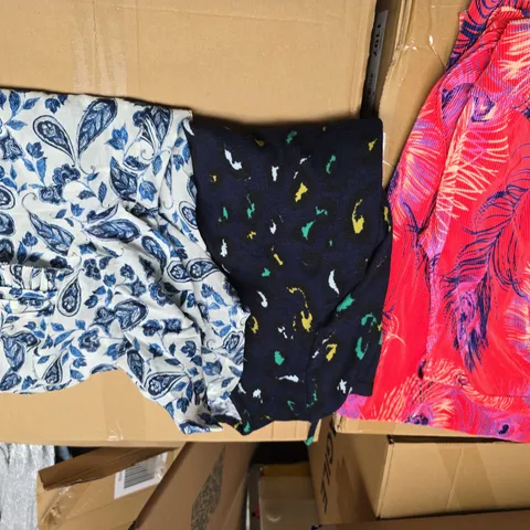 APPROXIMATELY 20 ASSORTED CLOTHING AND FASHION ITEMS IN VARIOUS STYLES, SIZES, AND COLOURS