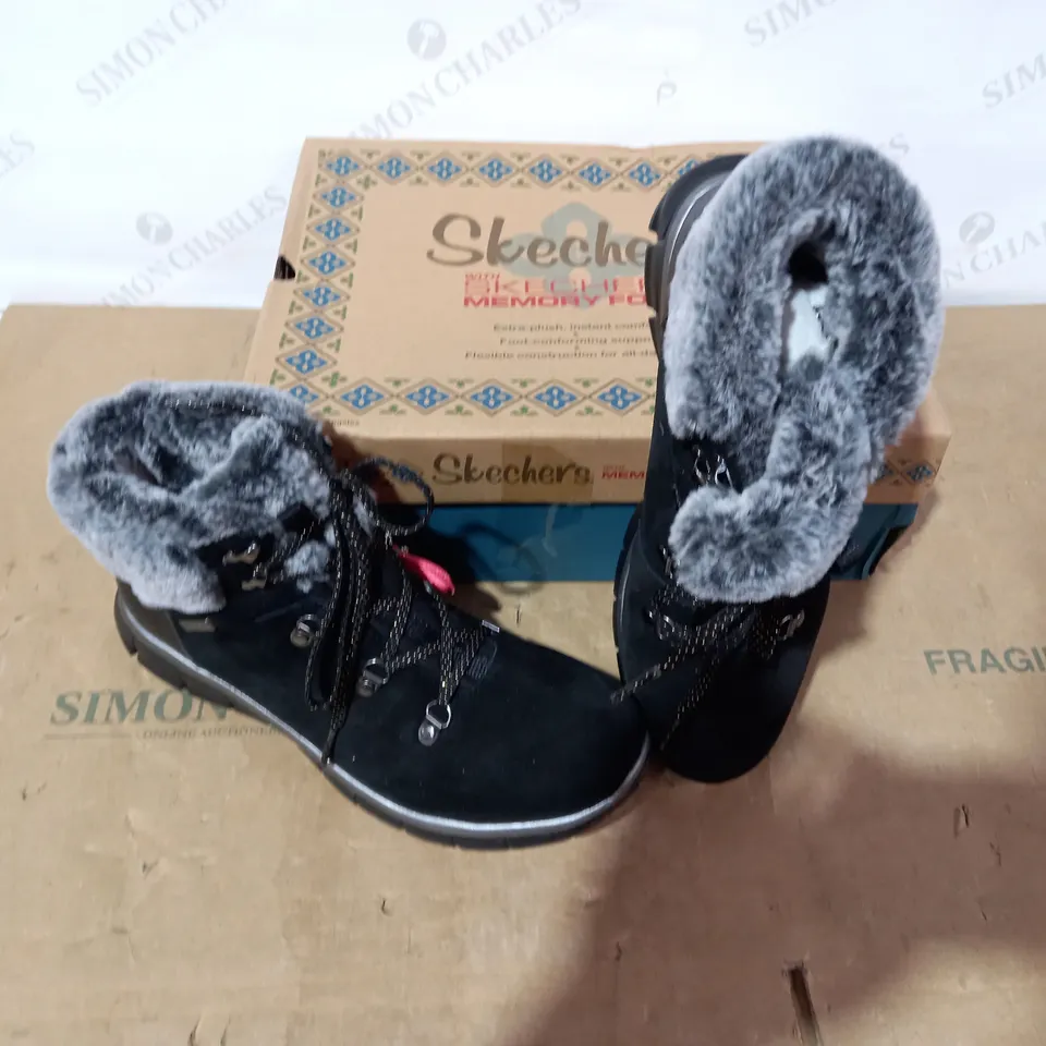 BOXED PAIR OF SKECHERS BLACK BOOTS- SIZE 7