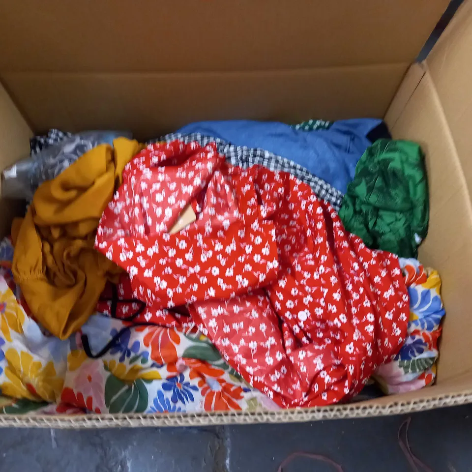 LARGE QUANTITY OF ASSORTED CLOTHING ITEMS TO INCLUDE TRUE CLASSIC, PAPAYA AND H&M