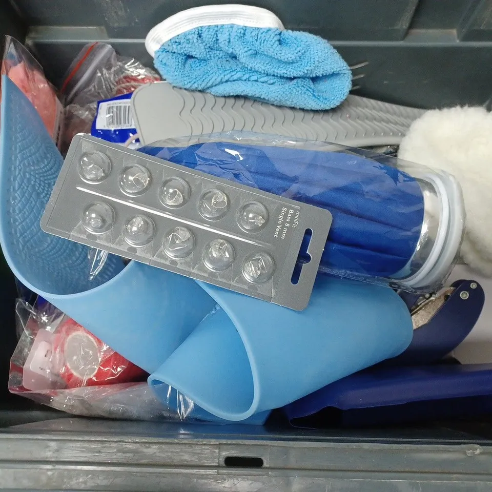 BOX OF APPROXIMATELY 8 ASSORTED ITEMS TO INCLUDE - SPOKEY SPOKE WRENCH , COLD COMPRESS BAG , BAKHOOR BURNER ETC