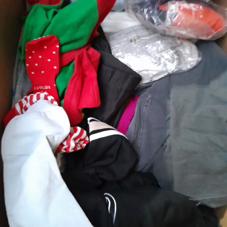 BOX OF APPROXIMATELY 35 ASSORTED KIDS CLOTHING ITEMS TO INCUDE - SQUISHMALLOW FLEECE BLANKET, BAG, PYJAMAS, ETC