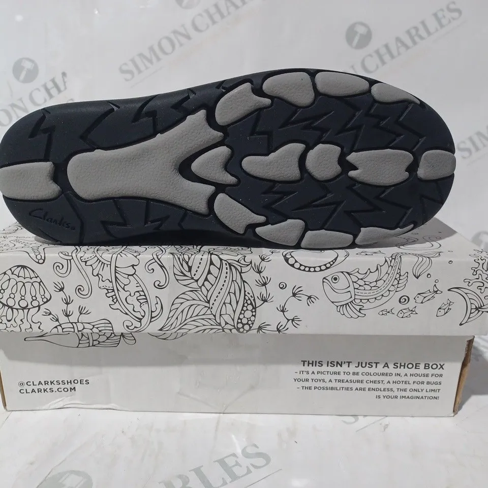 BOXED PAIR OF CLARKS REX STRIDE KIDS SHOES IN BLACK UK SIZE 2.5