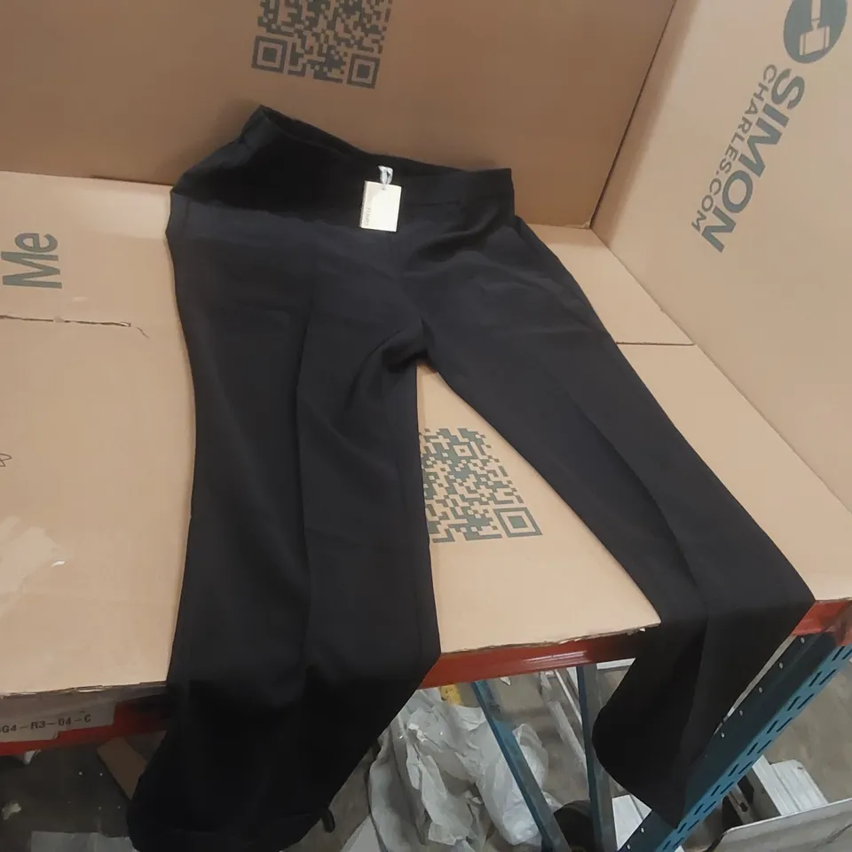 BOX CONTAINING APPROXIMATELY 12x BRAND NEW CAPSULE BLACK TAPERED TROUSERS - SIZE 14L