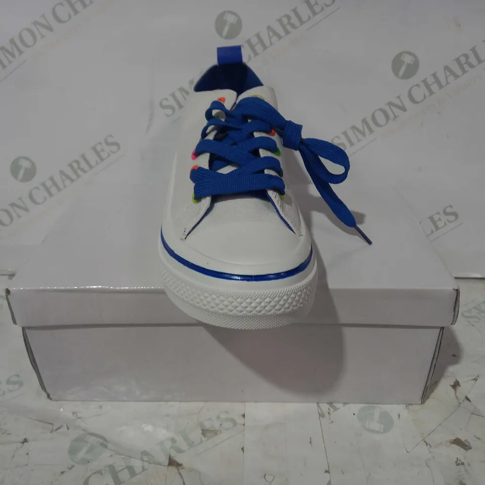 BOXED PAIR OF DESIGNER CANVAS SHOES IN WHITE W. MULTICOLOURED LACE HOOPS EU SIZE 38