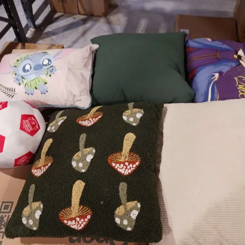 BOX OF APPROXIMATELY 6 ASSORTED THROWS AND PLUSHIES TO INCLUDE - LIVERPOOL BALL, STITCH PILLOW, AND MUSHROOM PILLOW ETC. 