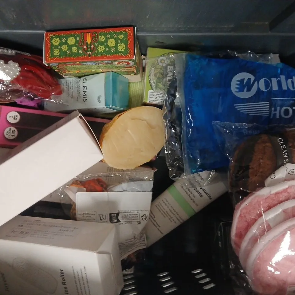 APPROXIMATELY 12 ASSORTED COSMETIC ITEMS INCLUDING VARIOUS MAKES AND BRANDS - COLLECTION ONLY