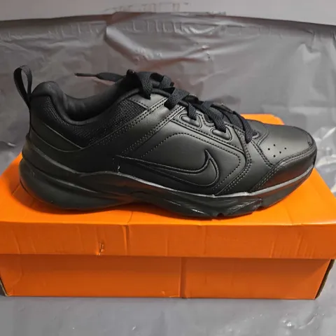 BOXED PAIR OF NIKE DEFYALLDAY TRAINERS - UK SIZE 7
