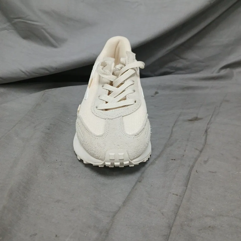 UNBOXED PAIR OF FILA CREAM RUNNER TRAINERS – SIZE 5