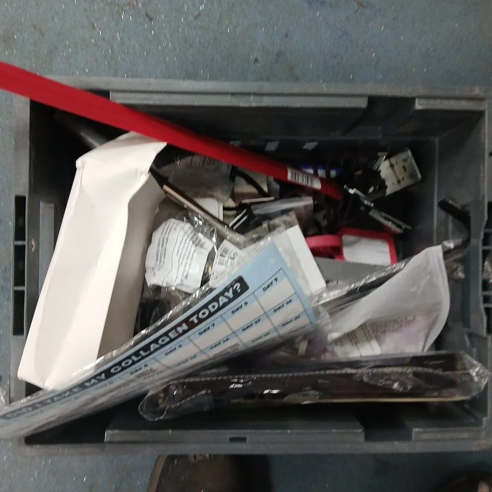 APPROXIMATELY 15 ASSORTED HOUSEHOLD ITEMS TO INCLUDE WINDOW LIGHTS, CHISEL SET AND RATCHET TOOL SET