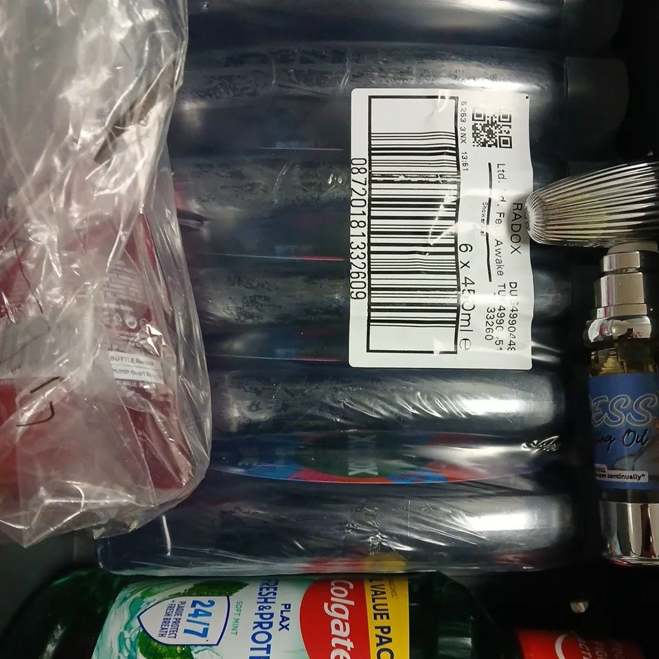 APPROXIMATELY 10 ASSORTED HEALTH & BEAUTY PRODUCTS TO INCLUDE SHOWER GEL, MAN CAVE SHAMPOO, DOVE SOAP ETC 