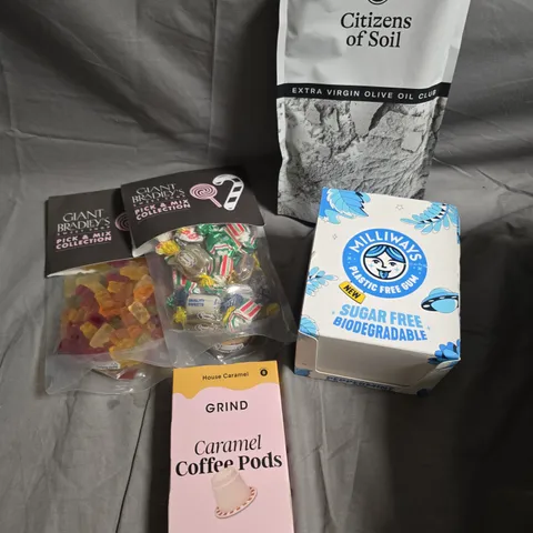 APPROXIMATELY 10 ASSORTED FOOD/DRINK PRODUCTS TO INCLUDE OLIVE OIL, PICK & MIX COLLECTION, GRIND COFFEE PODS ETC 