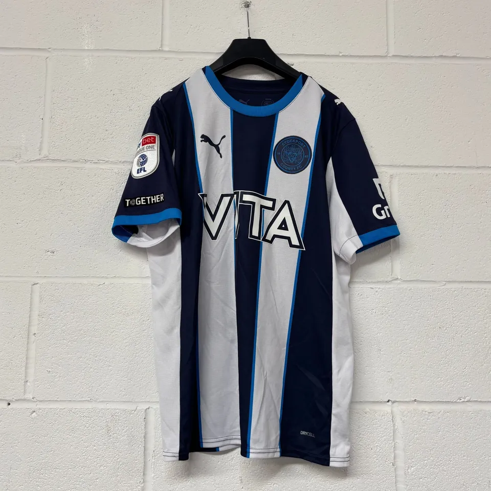 STOCKPORT COUNTY F.C LEAGUE ONE MATCH WORN AWAY SHIRT IN BLUE/WHITE - EU M / JACK HUNT #31