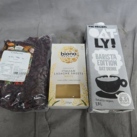 APPROXIMATELY 5 ASSORTED FOOD ITEMS TO INCLUDE - CRANBERRIES, ITALIAN LASAGNE SHEETS AND OATLY