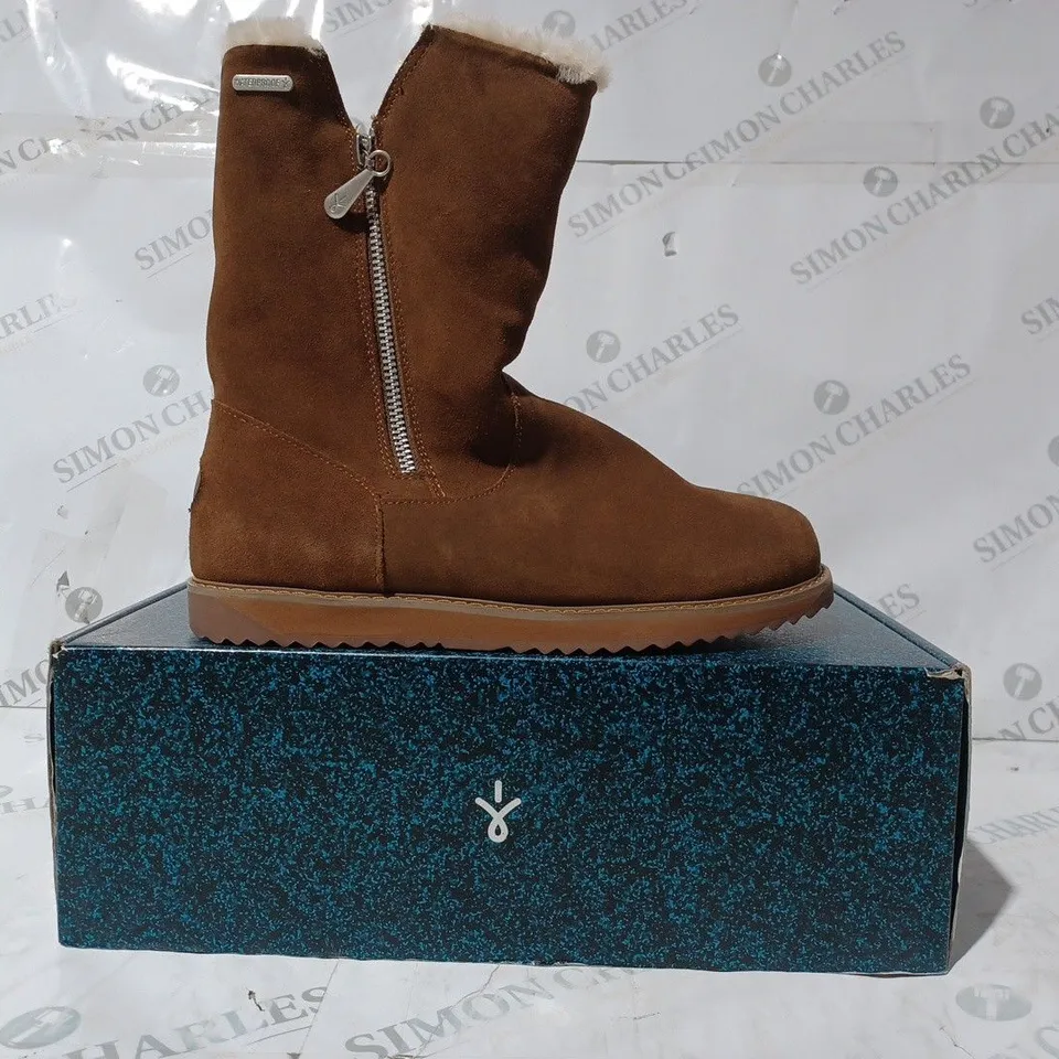 BOXED PAIR OF EMU AUSTRALIA "GRAVELLY" LEATHER BOOTS - UK SIZE 7, OAK