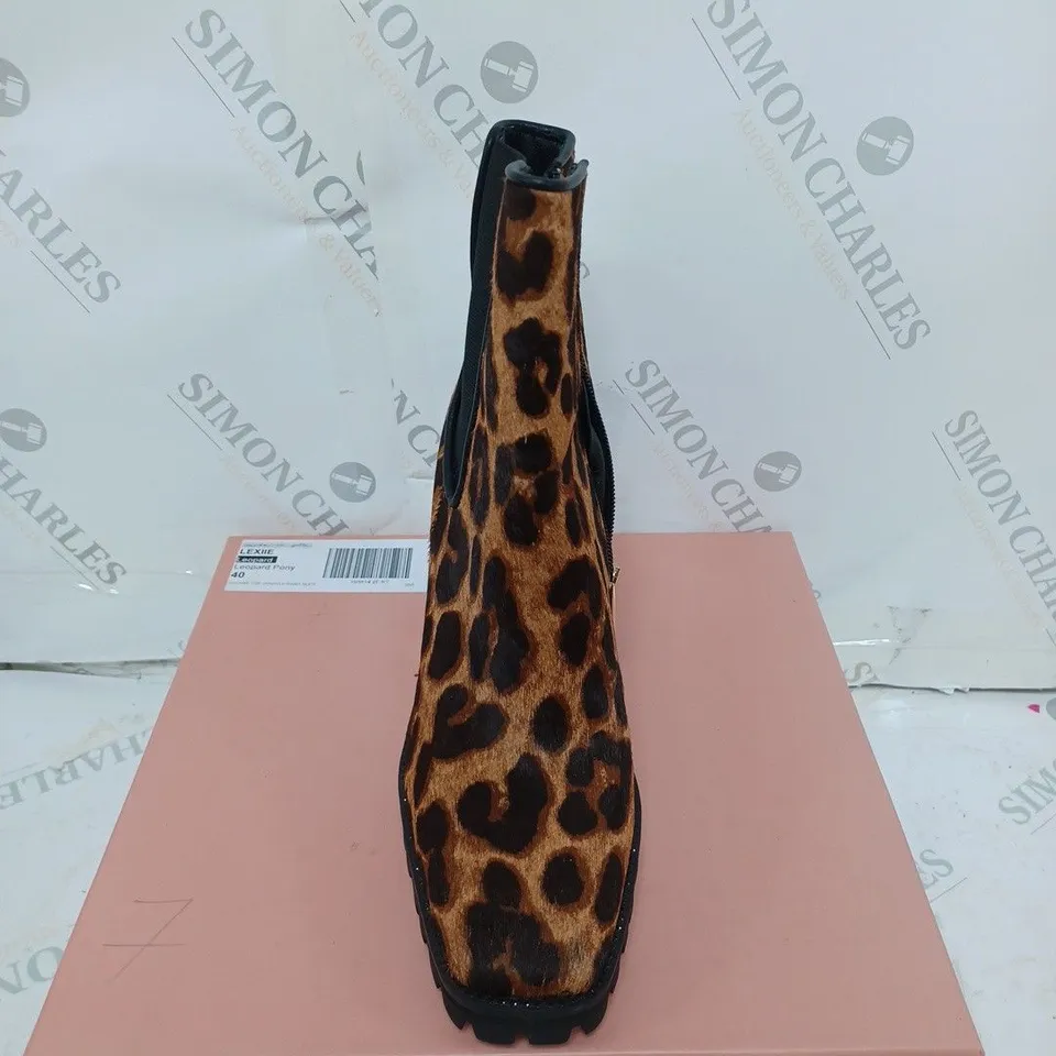 BOXED PAIR OF MODA LEXIIE LEOPARD PONY RAND BOOTS SIZE 40