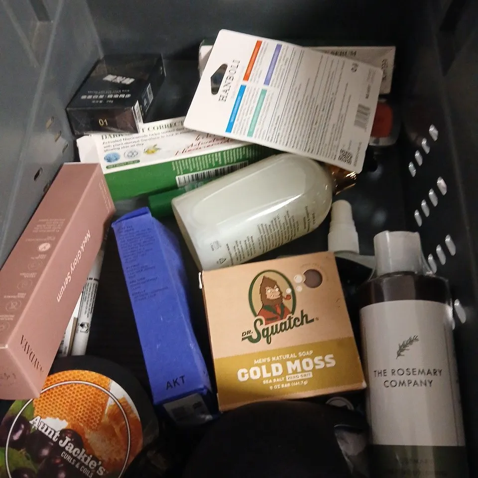 APPROXIMATEY 20 ASSORTED HEALTH AND BEAUTY PRODUCTS TO INCLUDE - DERMATICA CENTELLA GEL MOISTURISER - DR SQUATCH SOAP - ORGANIC WORKS SHOWER GEL - ETC