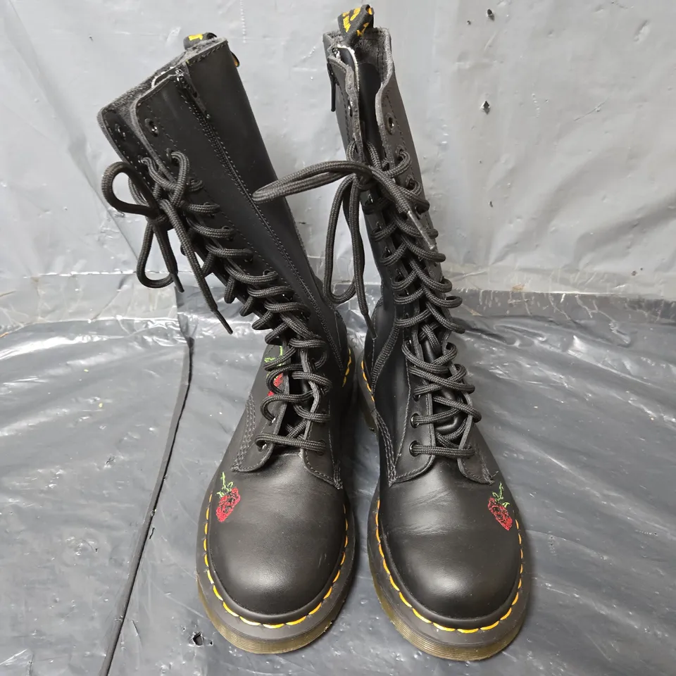 UNBOXED PAIR OF DR MARTENS THE ORIGINAL ROSE STITCH BOOTS IN BLACK - UK 4